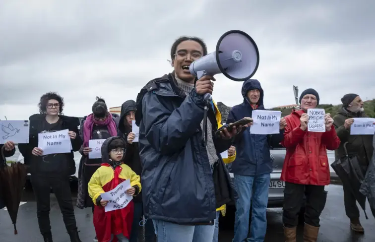 Pessoas a manifestaram-se hoje, em frente à Base das Lajes, nos Açores